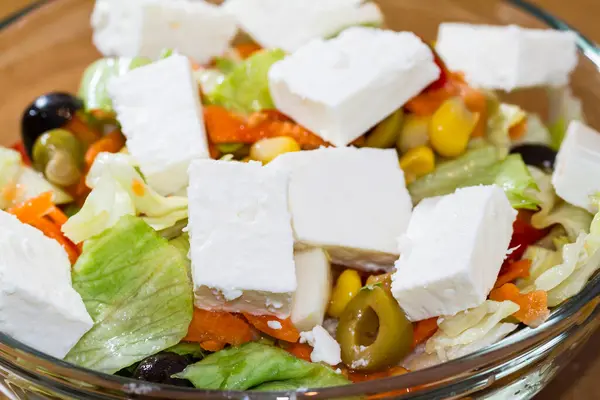 Close Van Een Verse Griekse Salade Met Feta Kaas — Stockfoto