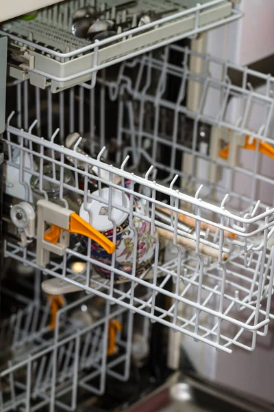 Открытая Посудомоечная Машина Подносом Удлиненным Стаканами Внутри Концептуальная Концепция Гигиены — стоковое фото