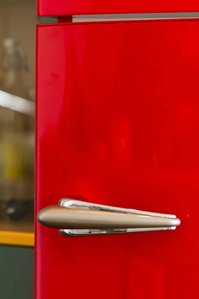 带复制空间的红色冷藏柜门上抛光银把手的极致特写静物 — 图库照片