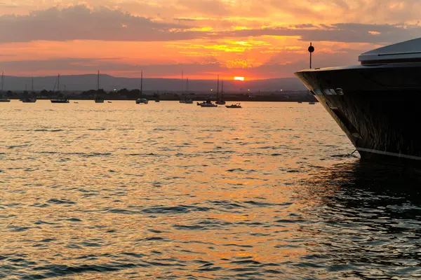 Vista Panorâmica Pôr Sol Colorido Sobre Porto Com Barco Silhueta — Fotografia de Stock