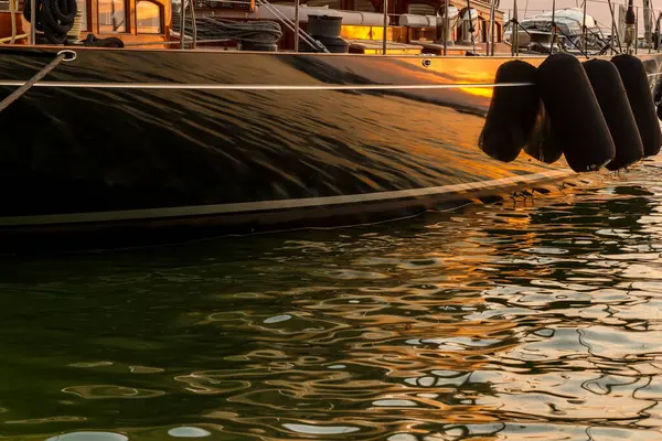 Een Boot Afgemeerd Rustig Water Fungeert Als Een Spiegel Voor — Stockfoto