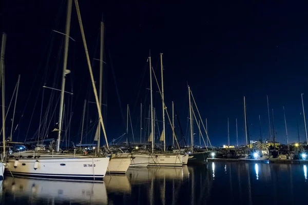 Yacht Ormeggiati Una Tranquilla Marina Costiera Riparata Crepuscolo Con Riflessioni — Foto Stock