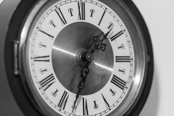 带有罗马数字和华丽的分秒必争的带铰链玻璃面的钟表盘 — 图库照片