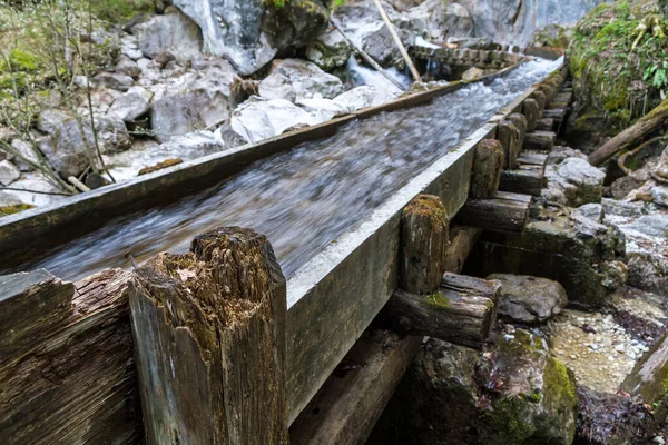 Ein Wasserweg Den Bergen Der Bergab Fließt — Stockfoto