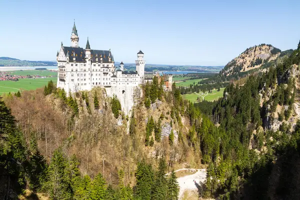 Widok Zamek Neuschwanstein Niebieskim Tle Nieba Bawaria Niemcy — Zdjęcie stockowe