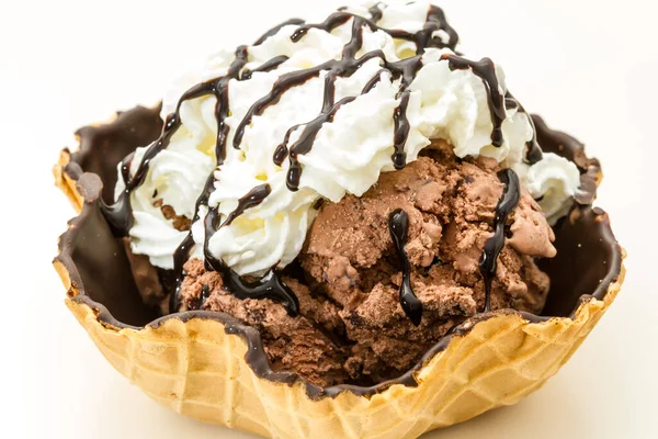 チョコレートコーティングされたワッフルボウルのチョコレートアイスクリームのスコップとホワイトバックグラウンドのチョコレートフッジソースを閉じる ロイヤリティフリーのストック画像