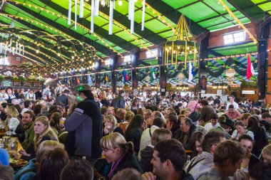 Geleneksel Oktoberfest Münih ile bin üzerinde insanlar iyi bira içmek