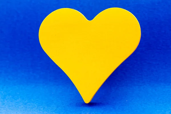 Hartvormig Geel Papier Met Kopieerruimte Blauwe Achtergrond — Stockfoto