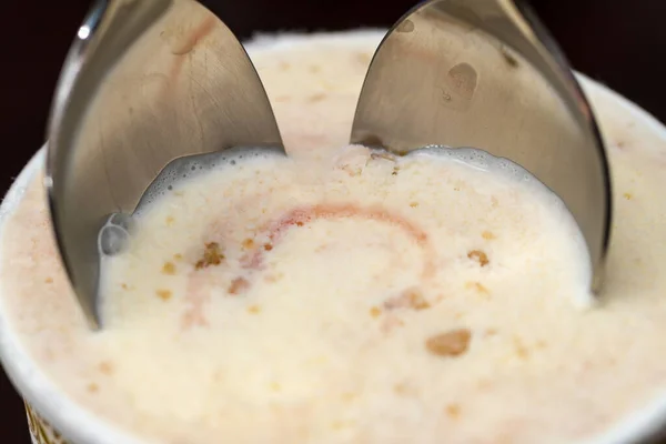 Мбаппе Закроет Мороженое Gourmet Картонной Коробке Двумя Ложками Вставленными Сверху — стоковое фото