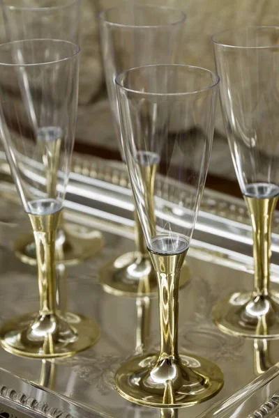 Set Eleganti Bicchieri Champagne Stemmati Oro Vassoio Argento — Foto Stock