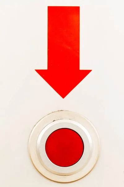 배경으로 빨간색 버튼을 가리키는 화살표 — 스톡 사진