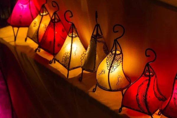 Rij Van Handgemaakte Kleurrijke Gloeiende Lantaarns Lampen Een Plank Een — Stockfoto