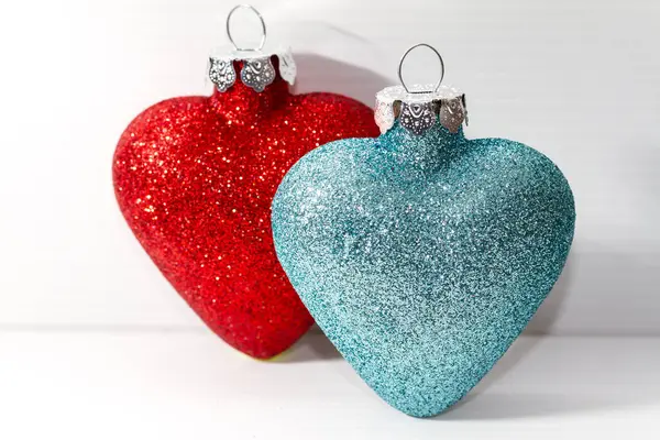 Nahaufnahme Stillleben Von Zwei Herzförmigen Glitter Weihnachtsschmuck Ein Blauer Und — Stockfoto