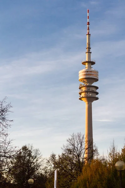 ミュンヘン ドイツのブルースカイとサンライズまたはサンセットの上に立っているテレビ伝送タワーの建築ビュー — ストック写真