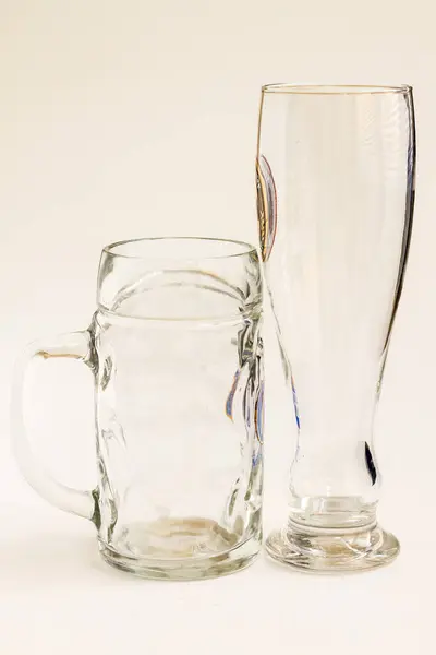 Dva Různé Tvarované Pivo Brýle Bílým Studiem Pozadí — Stock fotografie