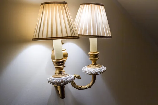 Dubbel Väggmonterad Armatur Med Två Lampetter Dekorerade Med Porslinsrosor Och — Stockfoto