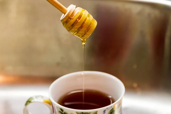 Сливание Меда Деревянной Ковши Горячий Напиток Черный Чай Кофе Качестве — стоковое фото
