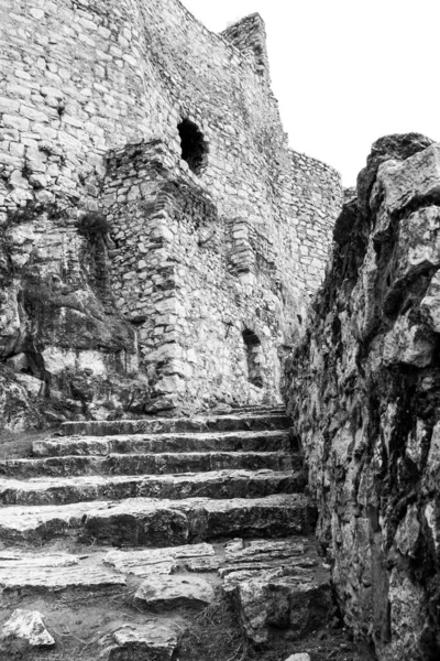 Czarno Białe Architektoniczne Zbliżenie Rozpadających Się Kamiennych Schodów Murów Historycznej — Zdjęcie stockowe