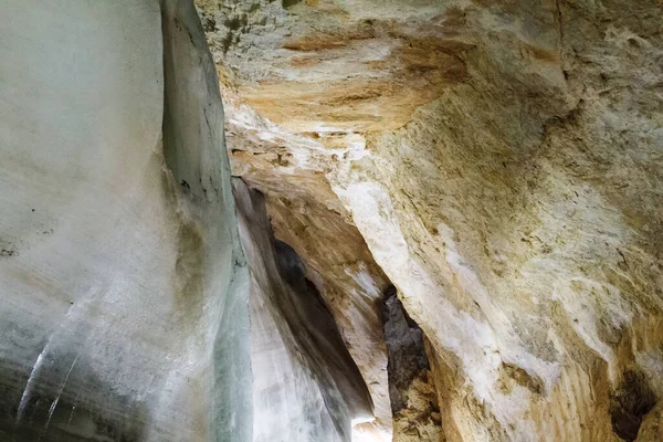 世界で最も有名な氷洞の一つであり スロバキア最大の氷洞です 氷の充填は110 132 M3の容積を持っており 地面の氷 氷の茎および柱の形で発生する — ストック写真