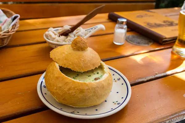 Zupa Śmietankowa Misce Chleba Drewnianym Stole — Zdjęcie stockowe