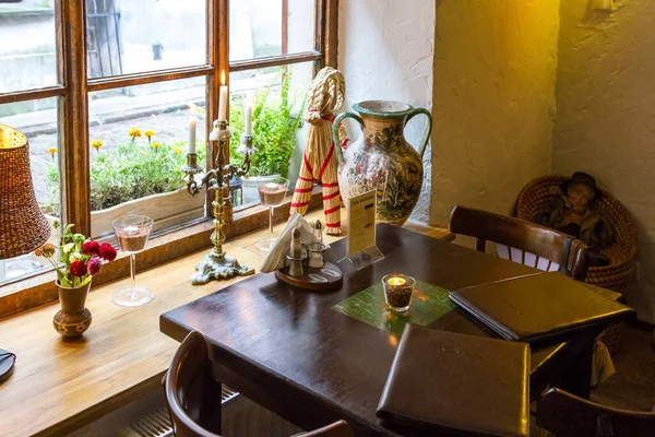 베르사체의 폴란드 레스토랑에서 양초와 메뉴가있는 테이블 — 스톡 사진