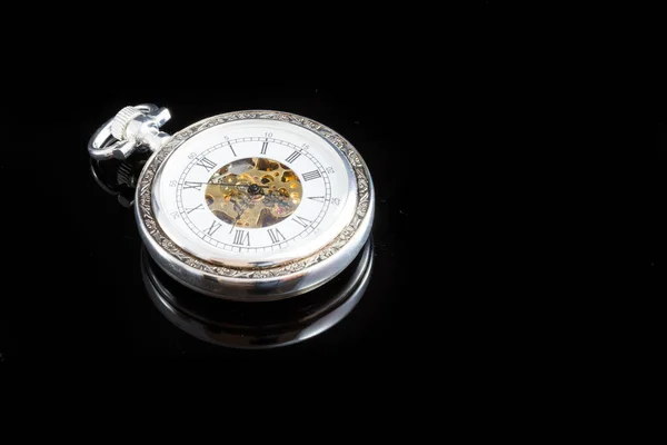 Sebuah Jam Saku Tua Latar Belakang Hitam Dengan Refleksi — Stok Foto