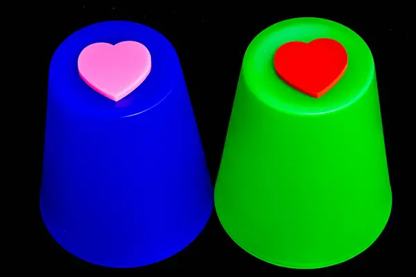 Taças Viradas Para Cima Azuis Verdes Decoradas Com Corações Amor — Fotografia de Stock