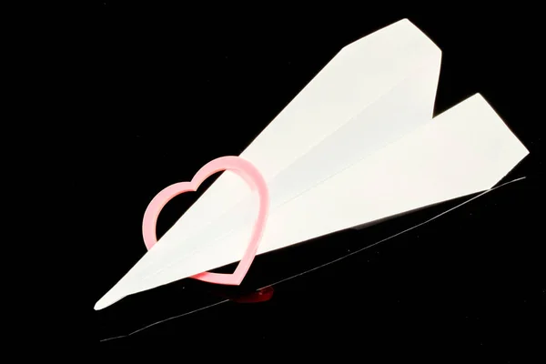 Coeur Amour Rose Enroulé Autour Avion Papier Avec Fond Noir — Photo