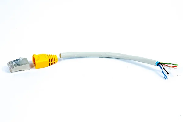 Ένα Κομμένο Καλώδιο Ethernet Και Βύσμα Λευκό Φόντο — Φωτογραφία Αρχείου