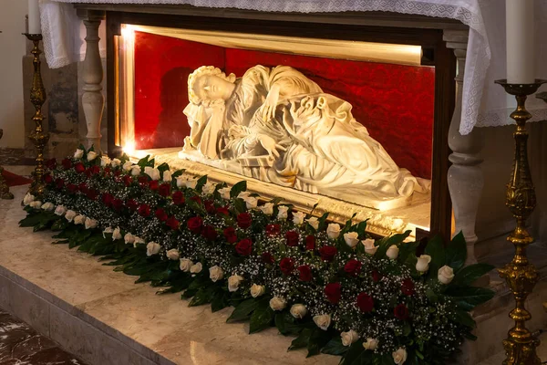 Estatua Hembra Reclinada Iglesia Italiana Con Hilera Flores Primer Plano —  Fotos de Stock