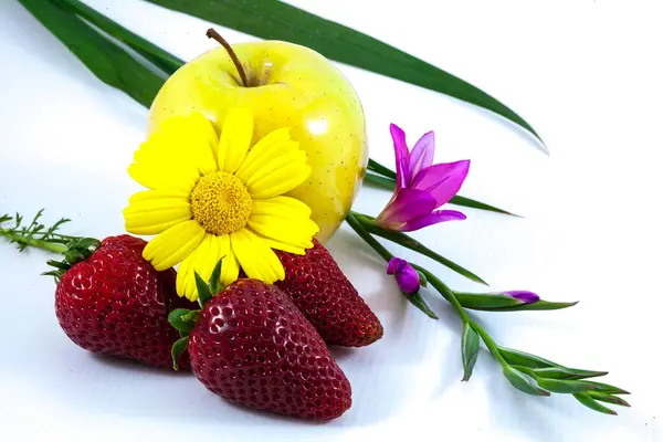 Gelber Apfel Und Erdbeeren Mit Einer Fuchsienblüte Isoliert Auf Weiß — Stockfoto