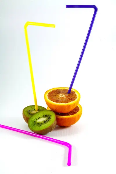 Barevné Pitné Brčka Zralé Pomeranče Kiwi Ovoce Ateliérovým Pozadím — Stock fotografie