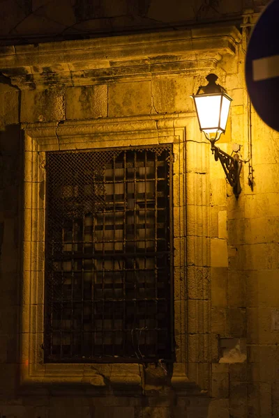 Lampe Beleuchtet Außerhalb Steingebäude Der Nacht — Stockfoto
