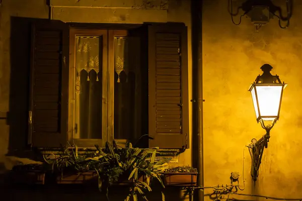Schmiedeeiserne Straßenlaterne Beleuchtet Eine Wand Und Fensterläden Ortigia Syrakus Italien — Stockfoto