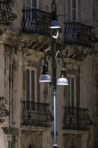 Stadtbeleuchtung Vor Einem Alten Gebäude Der Nacht — Stockfoto