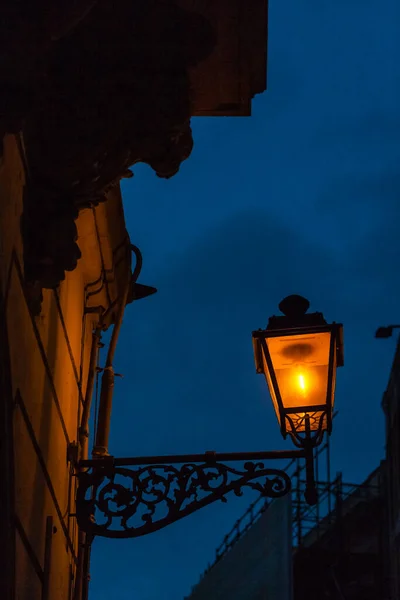 Lampe Beleuchtet Der Nacht Vor Steingebäude Mit Blauem Himmel — Stockfoto