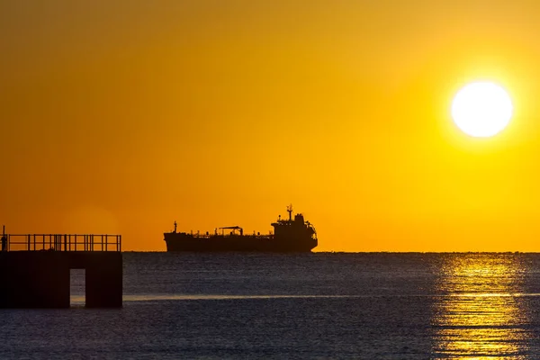 夕阳西下的货船 前面有一个港口 — 图库照片