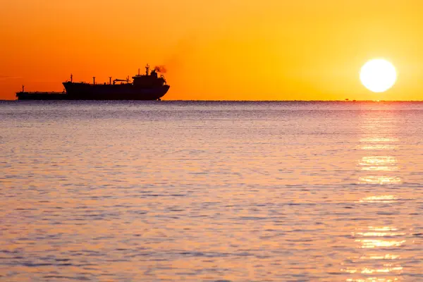 Zijaanzicht Van Silhouetted Tanker Schip Met Oranje Zonsondergang Achtergrond — Stockfoto