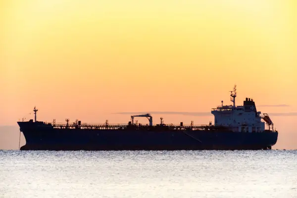 Boční Pohled Siluetu Tanker Loď Oranžovým Západem Slunce Pozadí — Stock fotografie