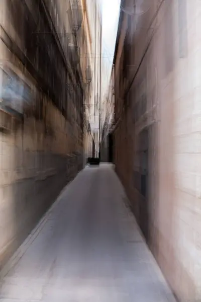 Lange Menschenleere Enge Passage Zwischen Zwei Städtischen Gebäuden Mit Betonboden — Stockfoto