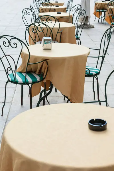 人行道上的圆形咖啡馆或餐馆餐桌和椅子 — 图库照片