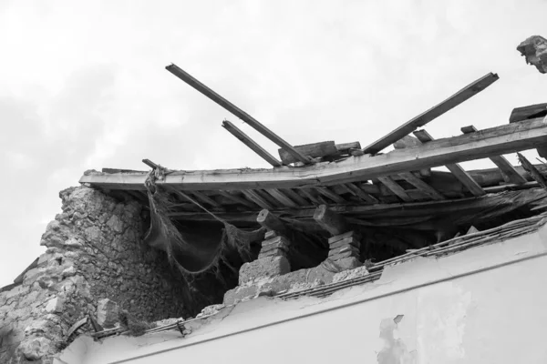Instortte Dak Van Een Gebouw Een Aardbeving Witte Achtergrond Met — Stockfoto