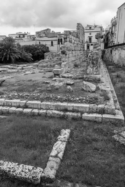 Czarno Biały Obraz Kamiennych Ruin Częściowo Upadłą Ścianą Oprócz Nowszych — Zdjęcie stockowe