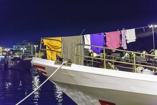 Verschiedene Farbige Kleidungsstücke Hängen Zum Trocknen Auf Dem Angedockten Schiff — Stockfoto