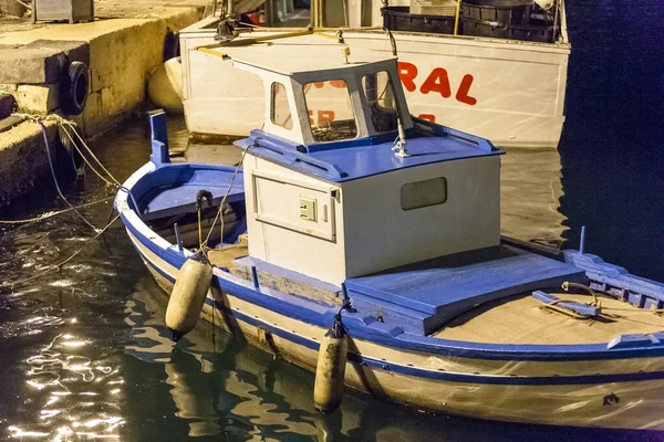 Single Lege Kleine Blauwe Witte Sleepboot Met Boeien Aangemeerd Aan — Stockfoto