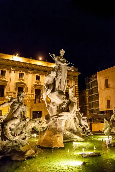 Praça Com Várias Estátuas Pedra Como Parte Fonte Iluminada Baixo — Fotografia de Stock