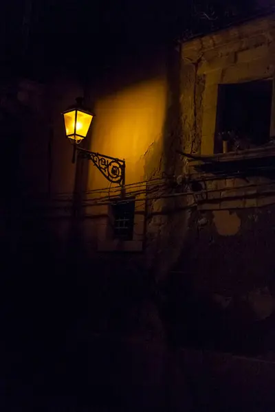 黑暗街道上的旧路灯 — 图库照片