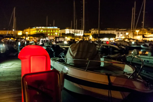 Marina Full Olika Små Båtar Dockade Natten Med Byggnader Upplysta — Stockfoto
