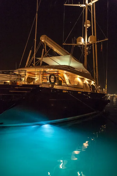 Light Shining Water Docked Luxury Boat Tall Sailing Mast Night — Stock Photo, Image