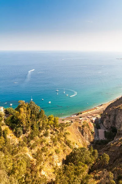 Taormina Adası Açıklarında Sicilya Talya Daki Dağlardan Görünen Teknelerin Manzarası — Stok fotoğraf